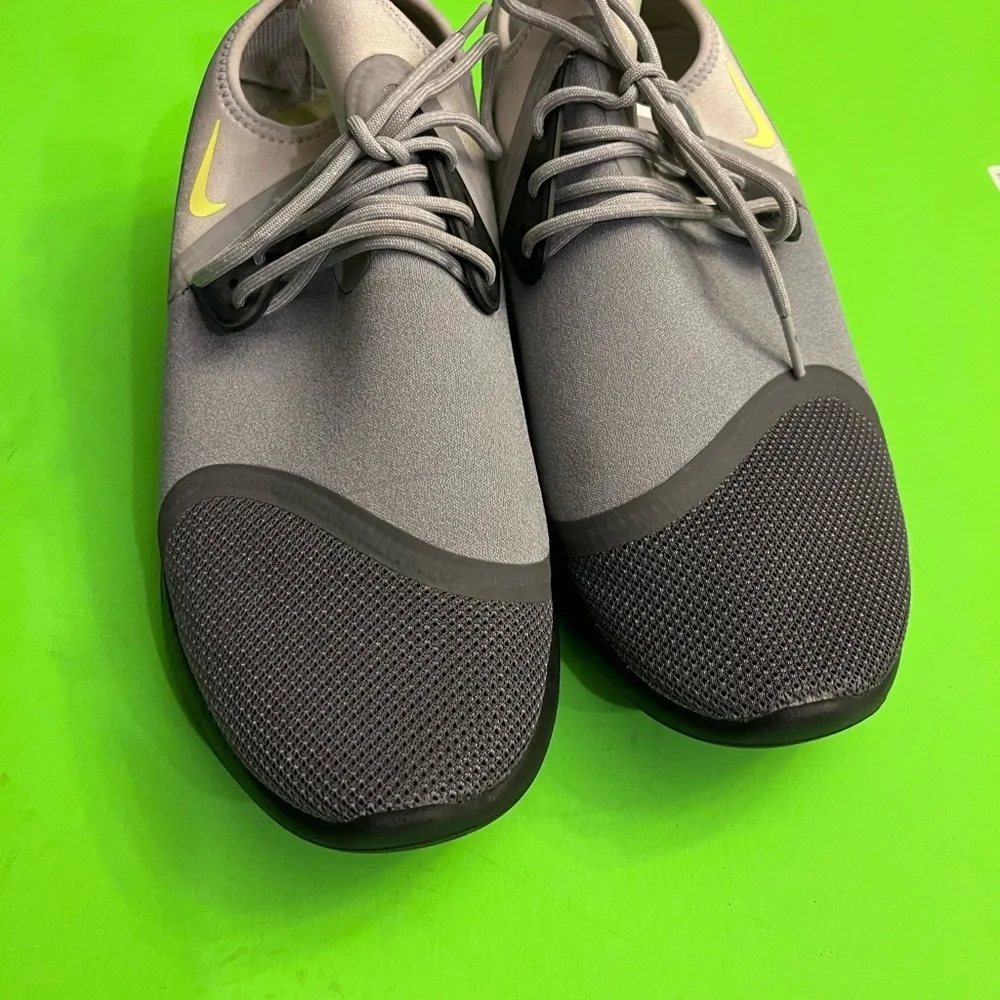 Nike Men's Gray and Black Athletic Shoes